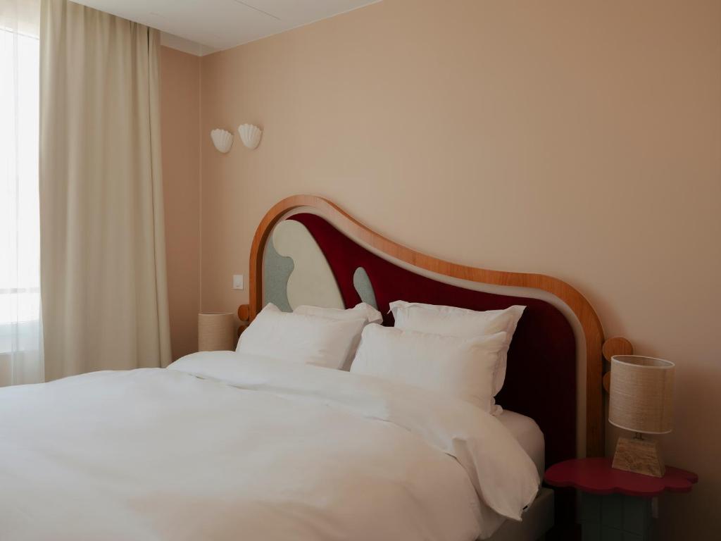 Postel nebo postele na pokoji v ubytování Edgar Suites Cannes - Rue d'Antibes