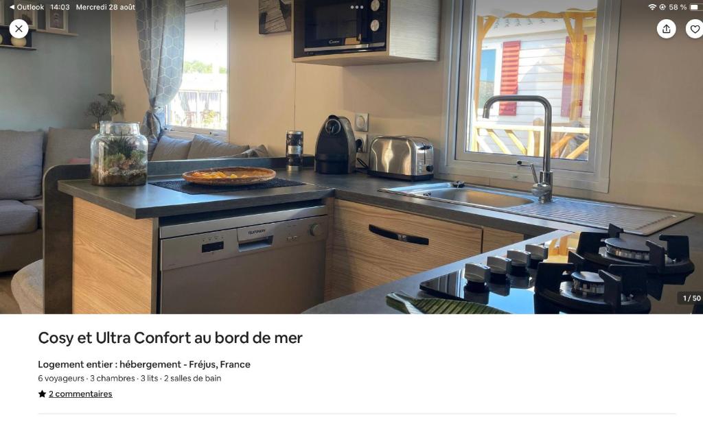 une cuisine avec une cuisinière et un comptoir dans l'établissement cosy et ultra confort au bord, à Fréjus
