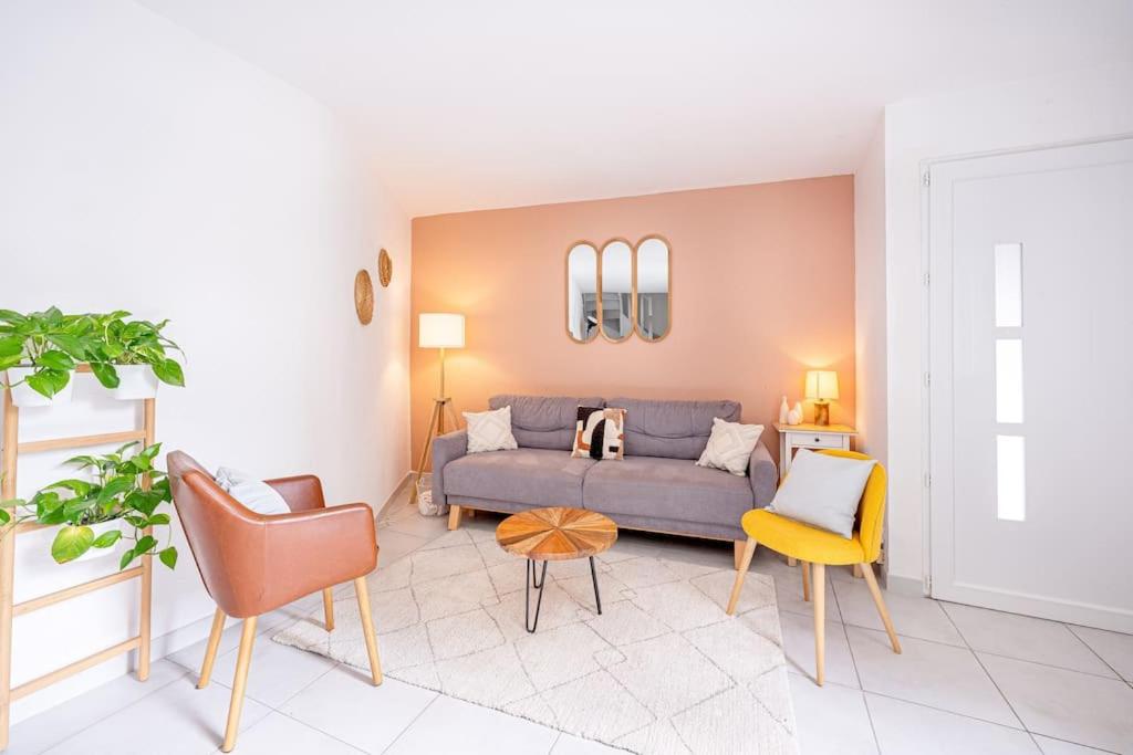 a living room with a blue couch and chairs at Ô Cocon Provençal in LʼIsle-sur-la-Sorgue