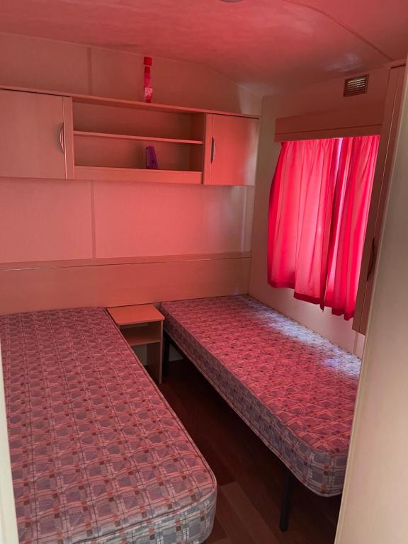 Postel nebo postele na pokoji v ubytování Chez Flo Charmant mobile-home H89