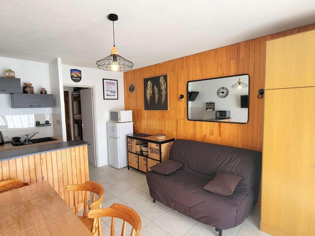 un salon avec un canapé et une cuisine dans l'établissement Studio cosy 4 pers avec balcon, centre station, proche ski/rando - FR-1-393-81, à Saint-Michel-de-Chaillol