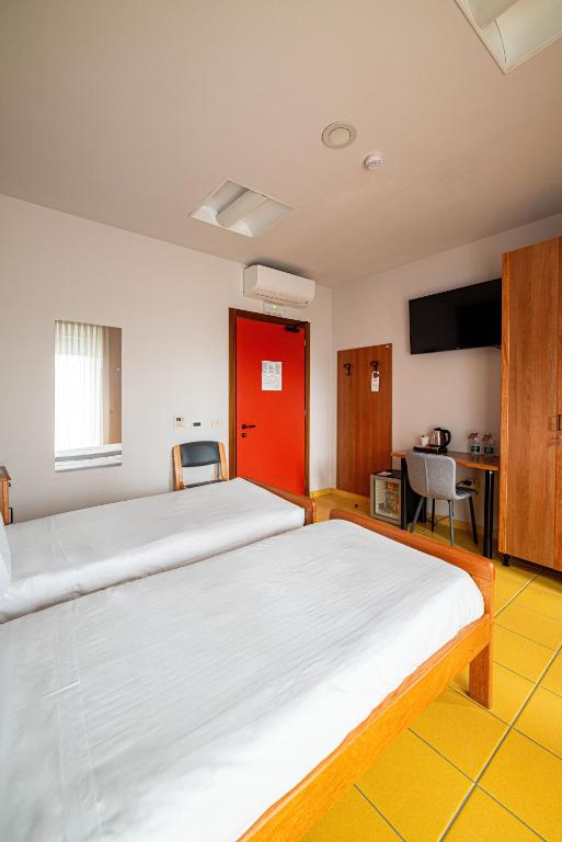 Postel nebo postele na pokoji v ubytování Phi Hotel Homy Druento