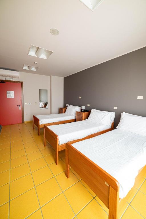 Postel nebo postele na pokoji v ubytování Phi Hotel Homy Druento