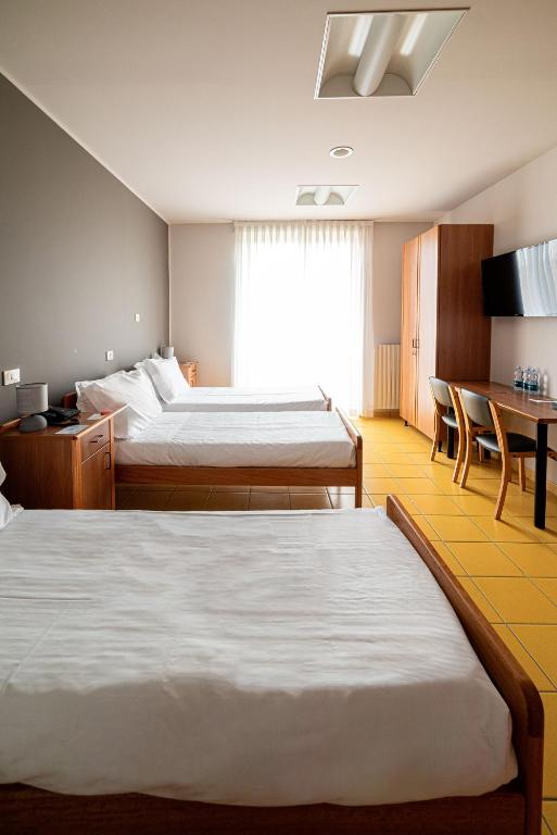 Postel nebo postele na pokoji v ubytování Phi Hotel Homy Druento