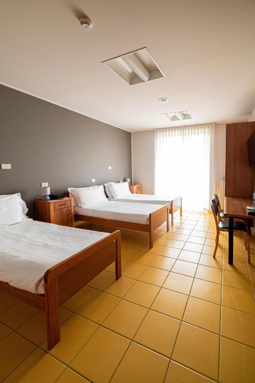 Postel nebo postele na pokoji v ubytování Phi Hotel Homy Druento