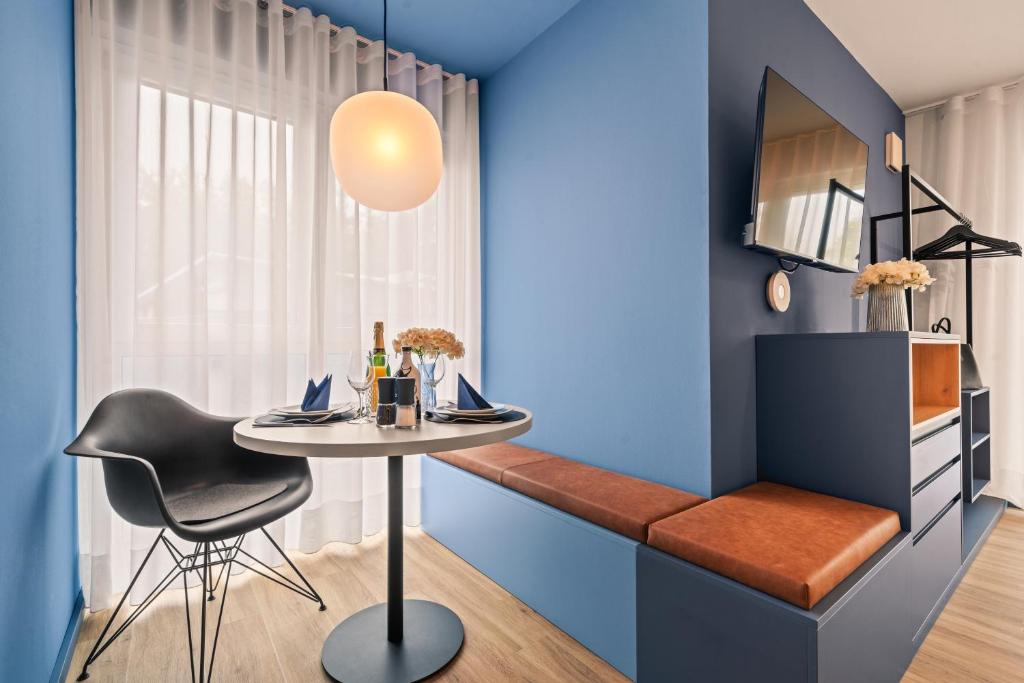 Motel42-Temporary Living - 15