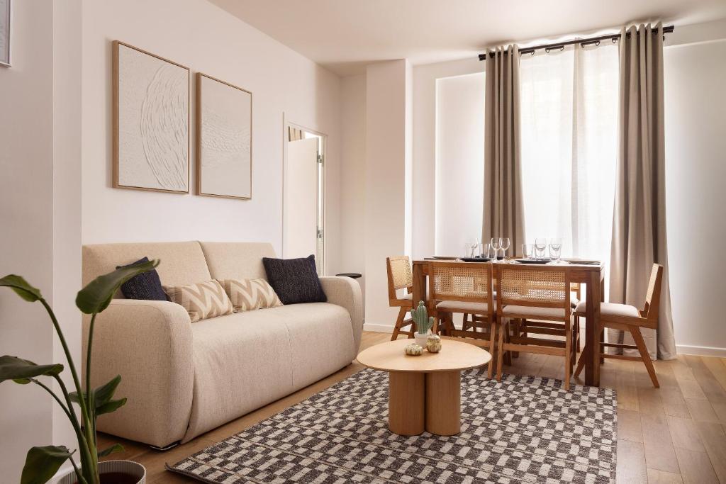 un salon avec un canapé et une table dans l'établissement Modern apartment 2BR-6P - Jardin de Luxembourg, à Paris