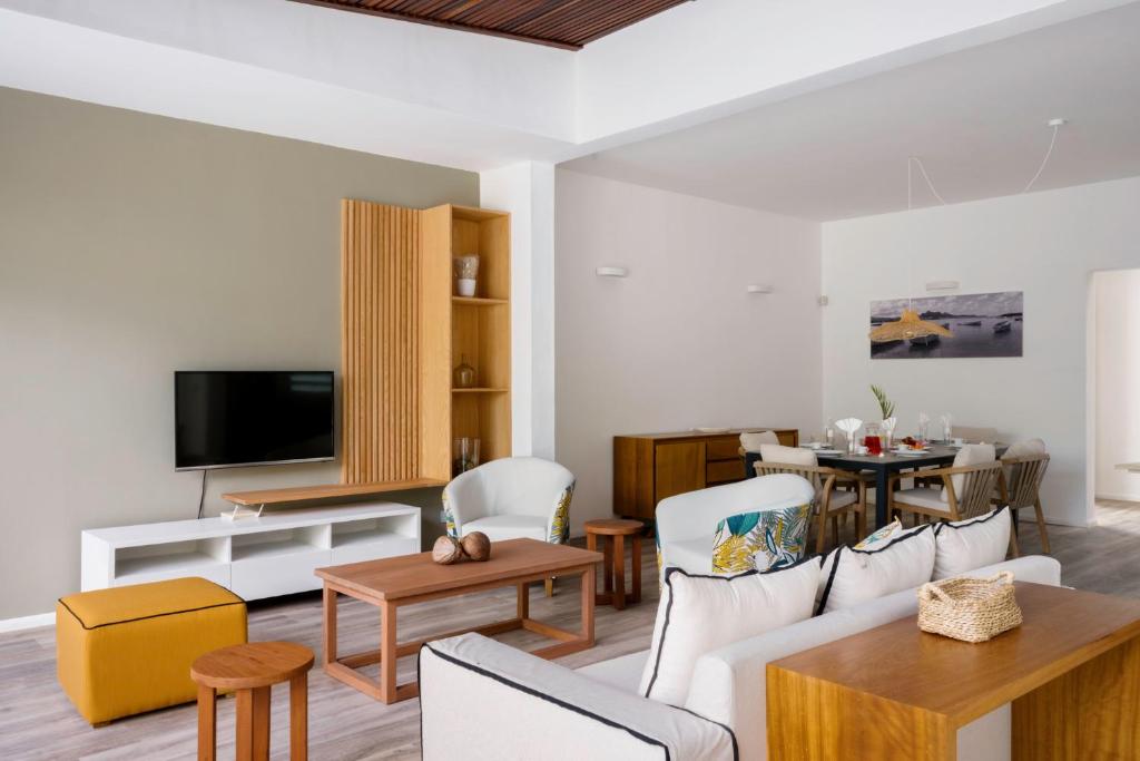 TV a/nebo společenská místnost v ubytování Stylia Villas