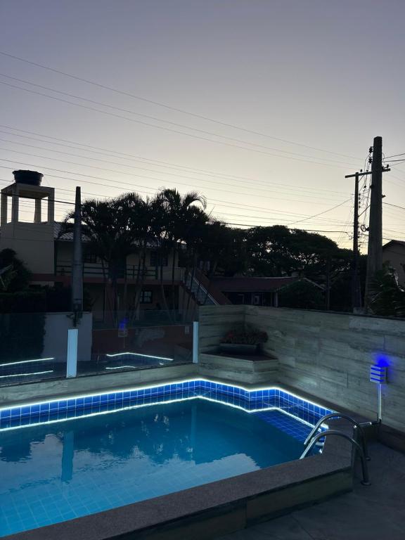 une petite piscine dans une cour avec dans l'établissement Recanto do Sul - Campeche, à Florianópolis