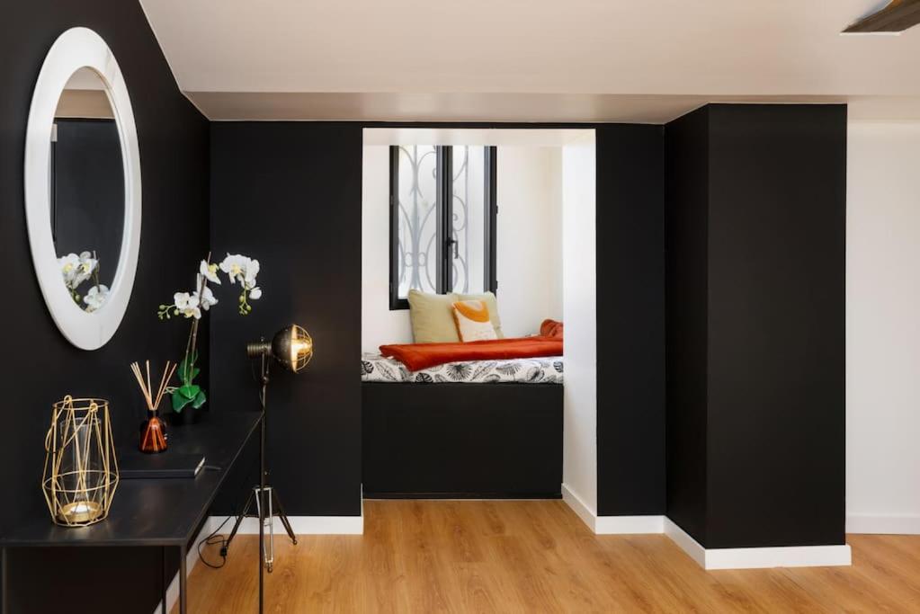 1 dormitorio con paredes negras y 1 cama en una habitación en Le Loft Caché, en Carcassonne