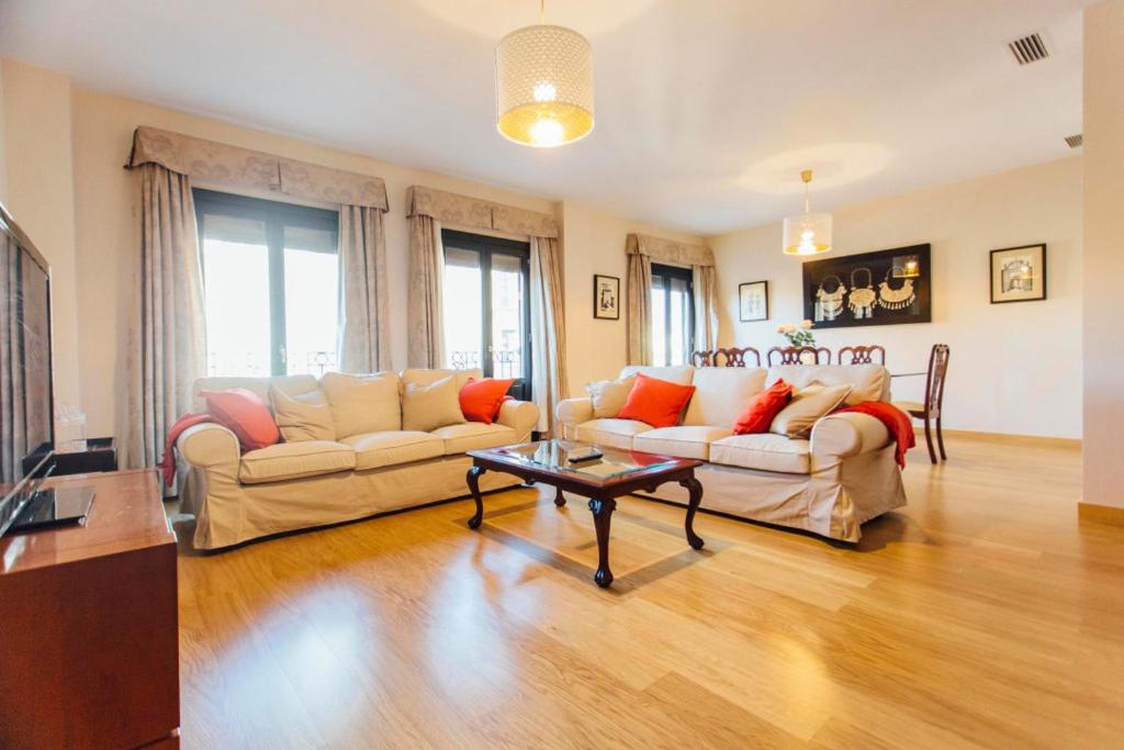 Duplex with terrace- 5Bd 3Bth- Center