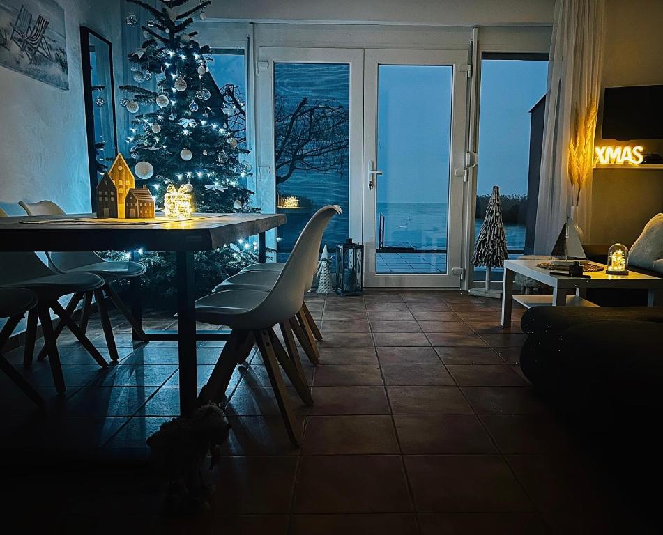 Posezení v ubytování BALATON A KERTBEN - BALATON IN THE GARDEN - Beachfront houses with beautiful view, private beach