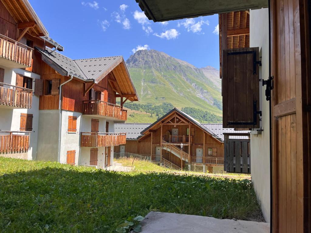 - une vue depuis l'entrée d'un bâtiment avec une montagne dans l'établissement Appartement T3 400 m des pistes- proche Sybelles, à Albiez-Montrond