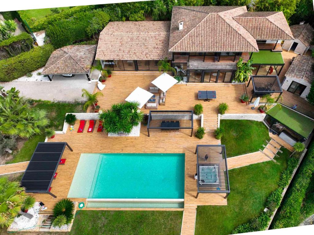 une vue aérienne d'une maison avec piscine dans l'établissement Villa Caribbean, à Cannes