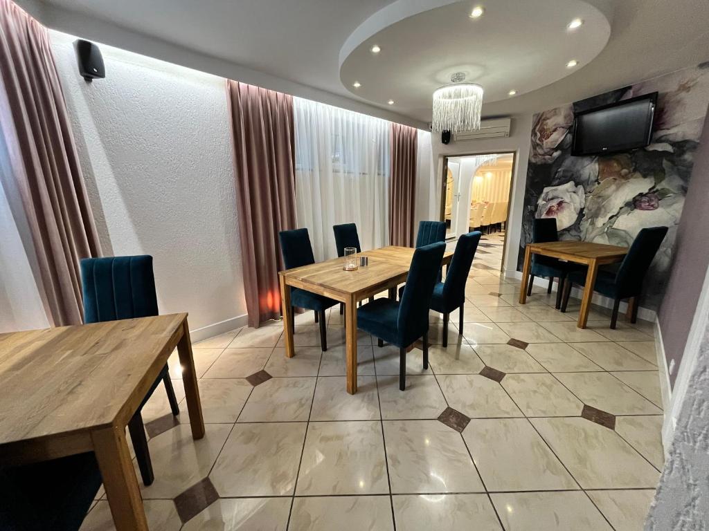 Televízia a/alebo spoločenská miestnosť v ubytovaní Hostel & Restauracja Santorini