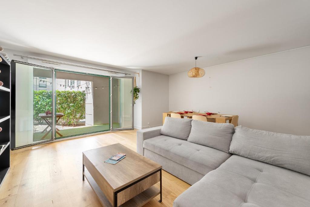 un salon avec un canapé blanc et une table dans l'établissement T3 Hypercentre avec parking gratuit et terrasse, à Toulouse