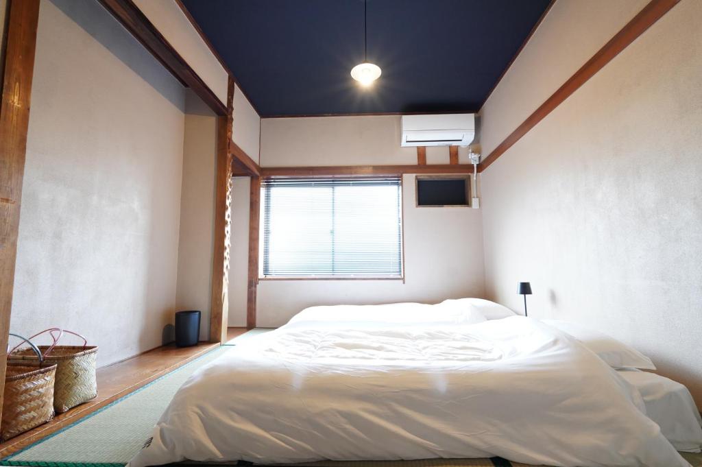 Postel nebo postele na pokoji v ubytování 宿屋GONDO aioi