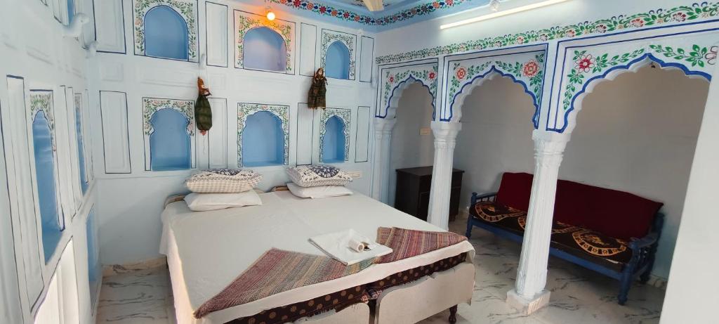 Postel nebo postele na pokoji v ubytování Hotel Bharatpur Palace