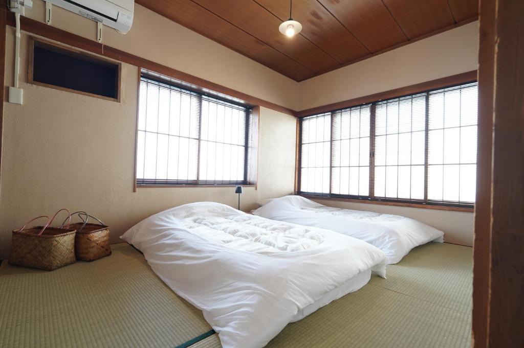 Postel nebo postele na pokoji v ubytování 宿屋GONDO aioi