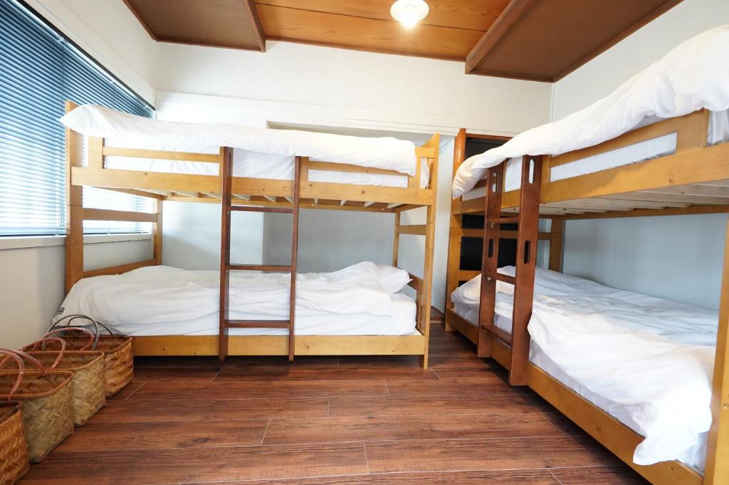 Postel nebo postele na pokoji v ubytování 宿屋GONDO aioi