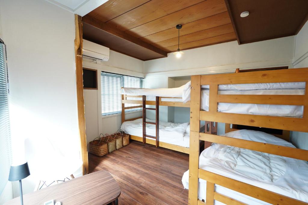 Postel nebo postele na pokoji v ubytování 宿屋GONDO aioi