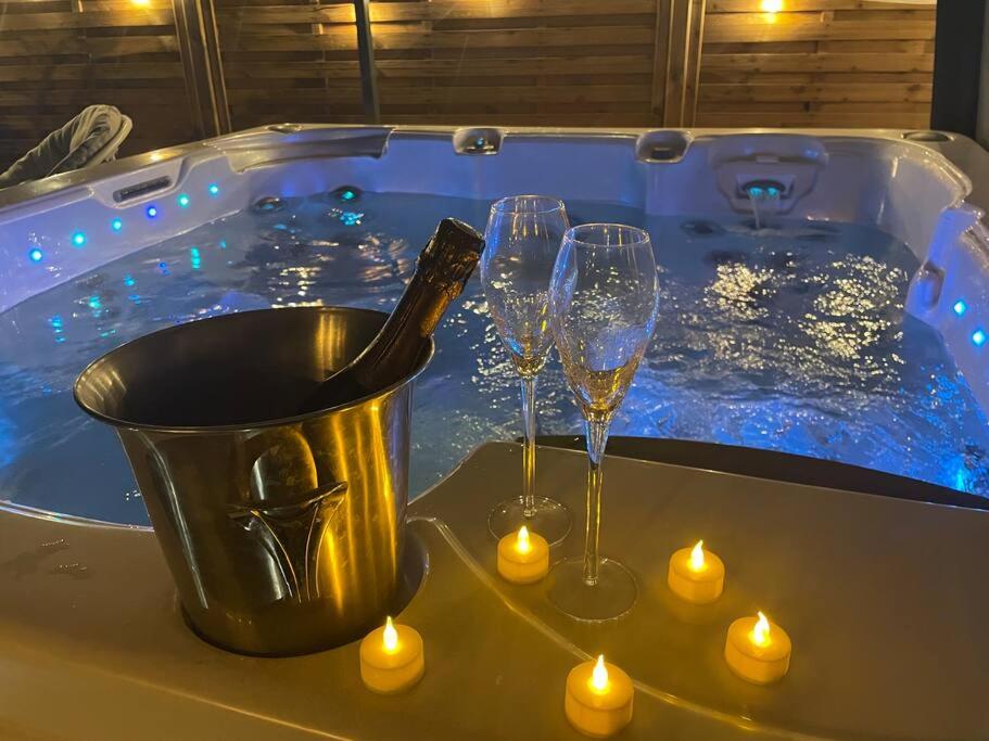 - un bain à remous avec des verres à vin, un seau et des bougies dans l'établissement Plaisirs cachés - Love Room -, à La Garde