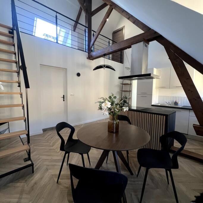 a room with a table and chairs and a kitchen at Duplex design - 6 personnes - Charleville-Mézières in Charleville-Mézières