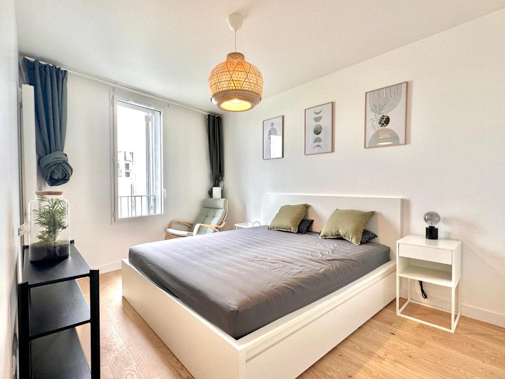 une chambre avec un grand lit et une fenêtre dans l'établissement Home in Poniatowski near Vincennes Forest, à Paris