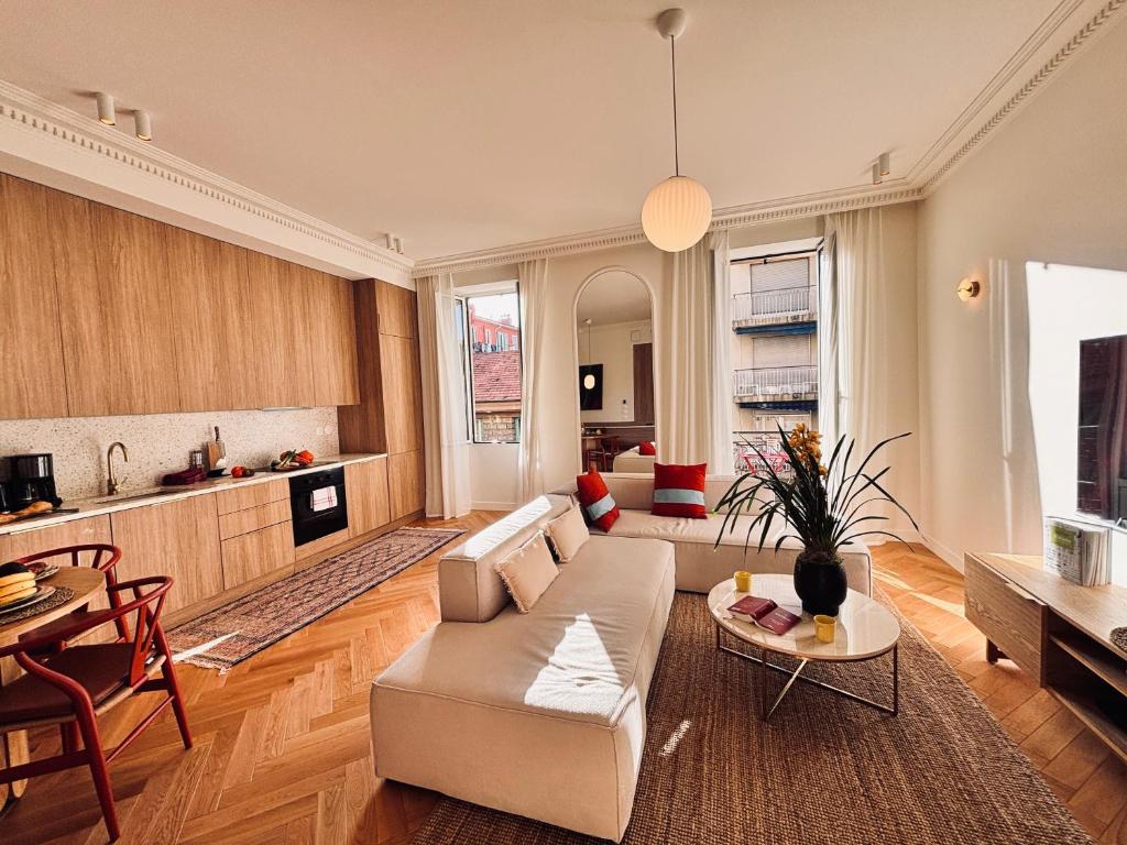 un salon avec un canapé et une table dans l'établissement Ze Perfect Place - Splendide Appart 2 Chb Garibaldi, à Nice