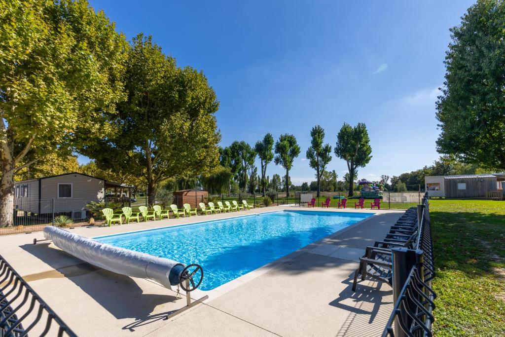 - une piscine avec toboggan dans un parc dans l'établissement L'Oasis des Dombes, à Ambérieux-en-Dombes