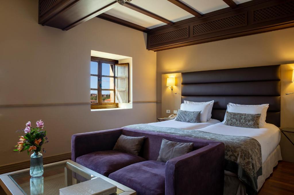 Postel nebo postele na pokoji v ubytování Hospes Palacio de San Esteban, a Member of Design Hotels