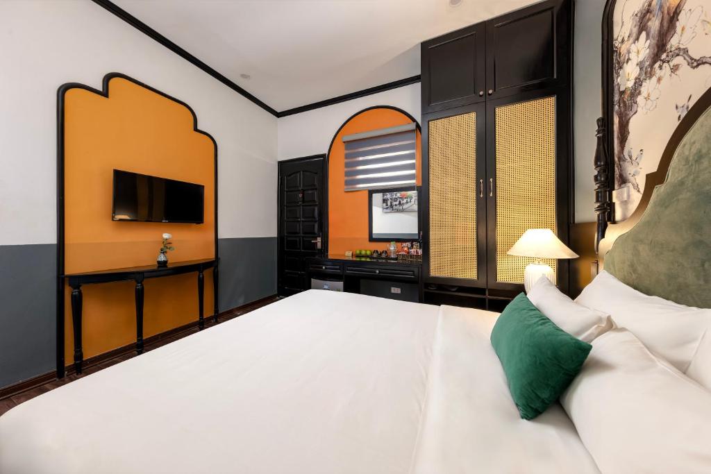 Postel nebo postele na pokoji v ubytování Hanoi Elpis Hotel & Spa