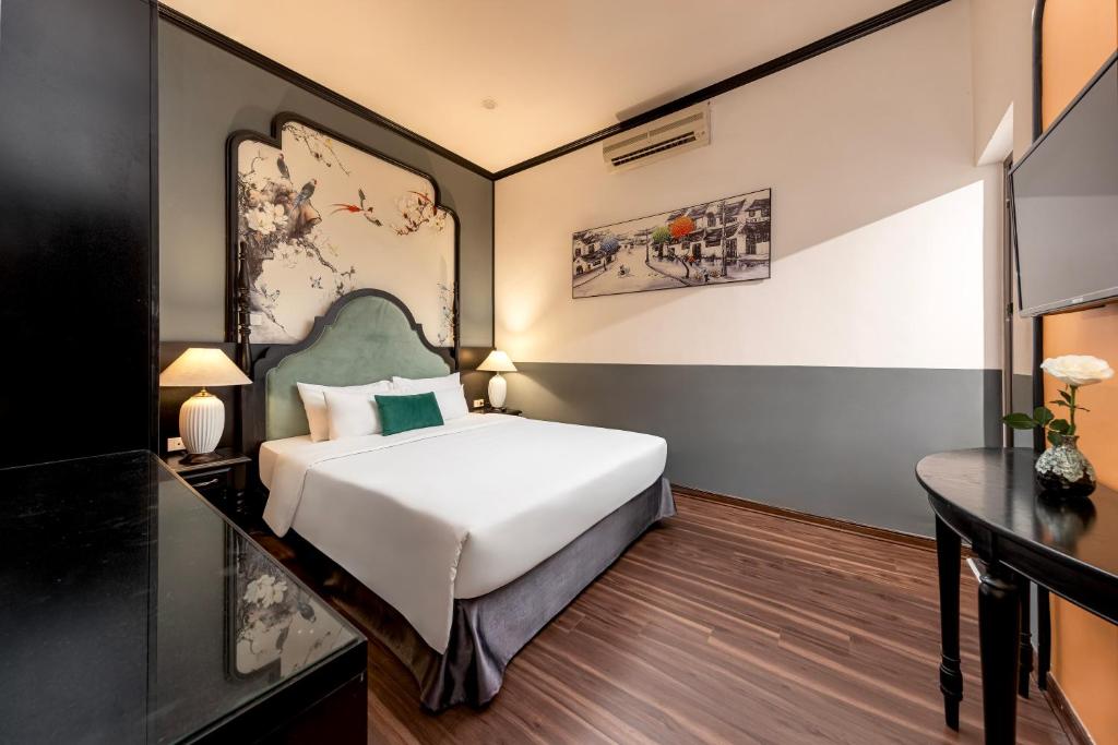 Postel nebo postele na pokoji v ubytování Hanoi Elpis Hotel & Spa