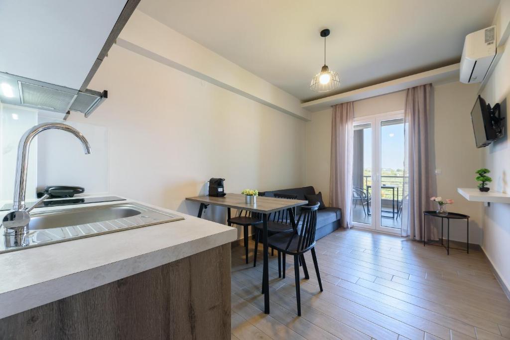 TV a/nebo společenská místnost v ubytování Philippos Residences