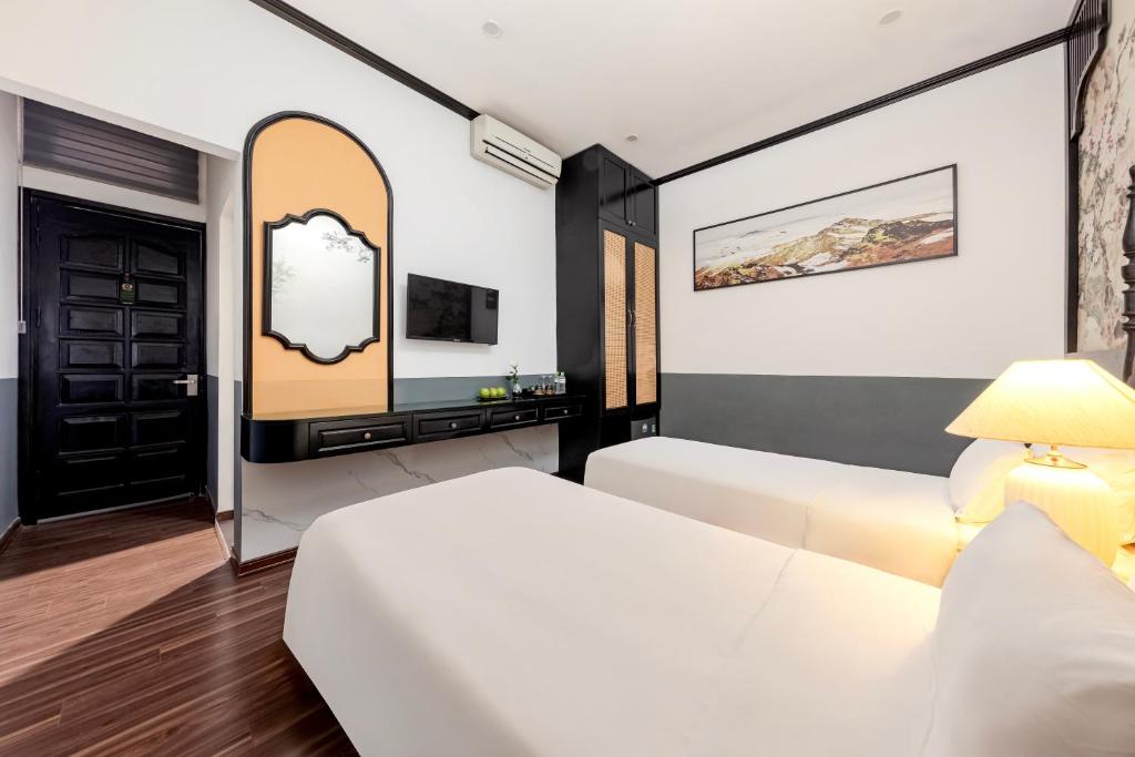 Postel nebo postele na pokoji v ubytování Hanoi Elpis Hotel & Spa