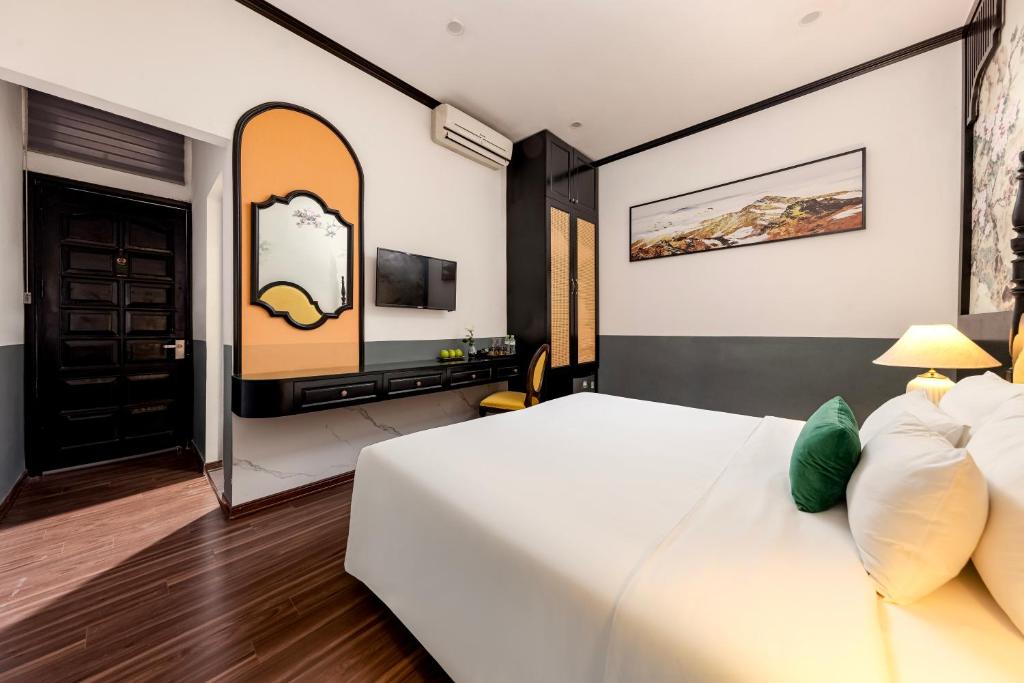 Postel nebo postele na pokoji v ubytování Hanoi Elpis Hotel & Spa