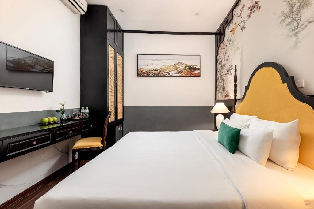 Postel nebo postele na pokoji v ubytování Hanoi Elpis Hotel & Spa