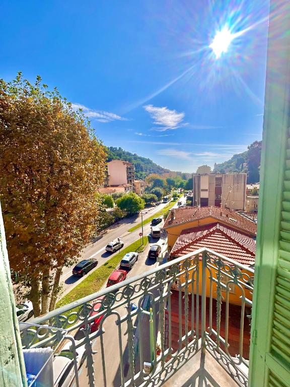 - une vue sur une rue avec des voitures garées sur la route dans l'établissement Menton: superbe appartement, à Menton