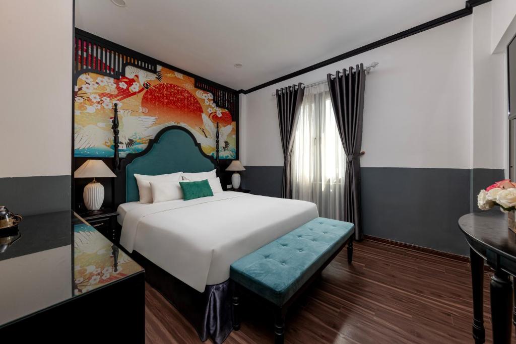 Postel nebo postele na pokoji v ubytování Hanoi Elpis Hotel & Spa