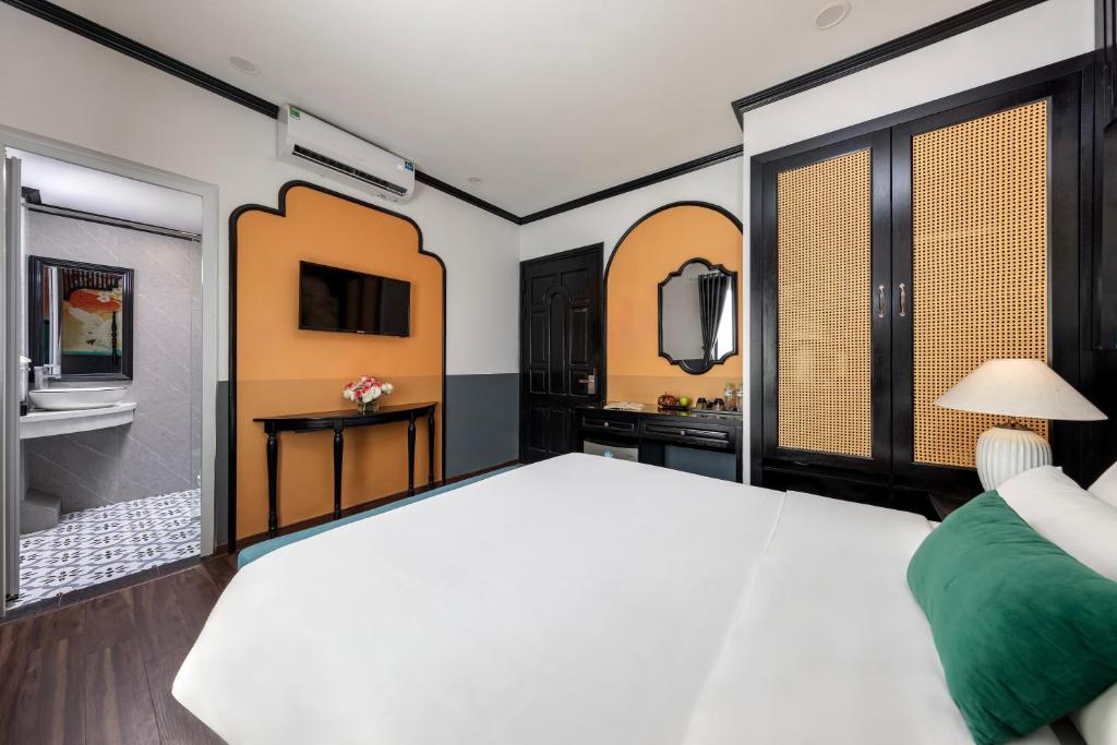 Postel nebo postele na pokoji v ubytování Hanoi Elpis Hotel & Spa