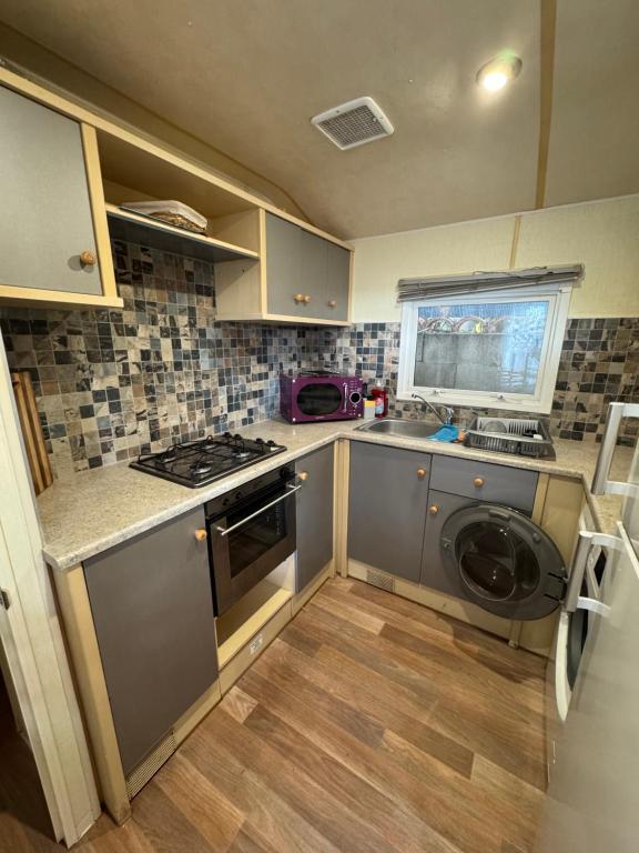 Kuchyň nebo kuchyňský kout v ubytování Chez Flo Charmant mobile-home H89