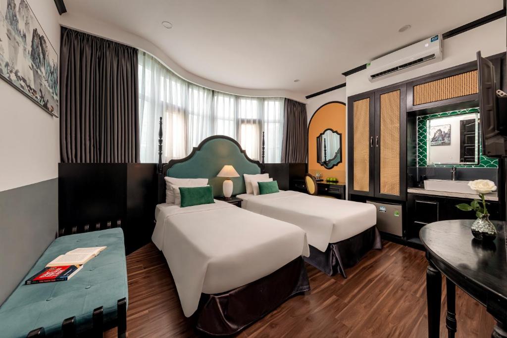 Postel nebo postele na pokoji v ubytování Hanoi Elpis Hotel & Spa