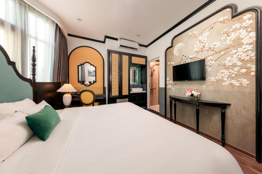 Postel nebo postele na pokoji v ubytování Hanoi Elpis Hotel & Spa