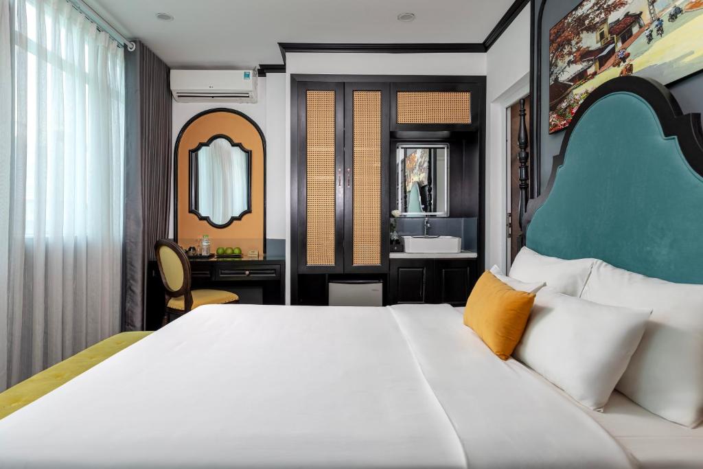 Postel nebo postele na pokoji v ubytování Hanoi Elpis Hotel & Spa