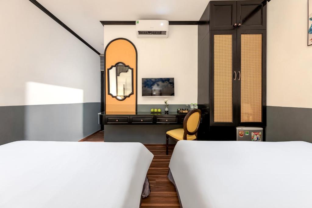 Postel nebo postele na pokoji v ubytování Hanoi Elpis Hotel & Spa