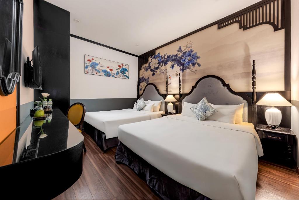 Postel nebo postele na pokoji v ubytování Hanoi Elpis Hotel & Spa