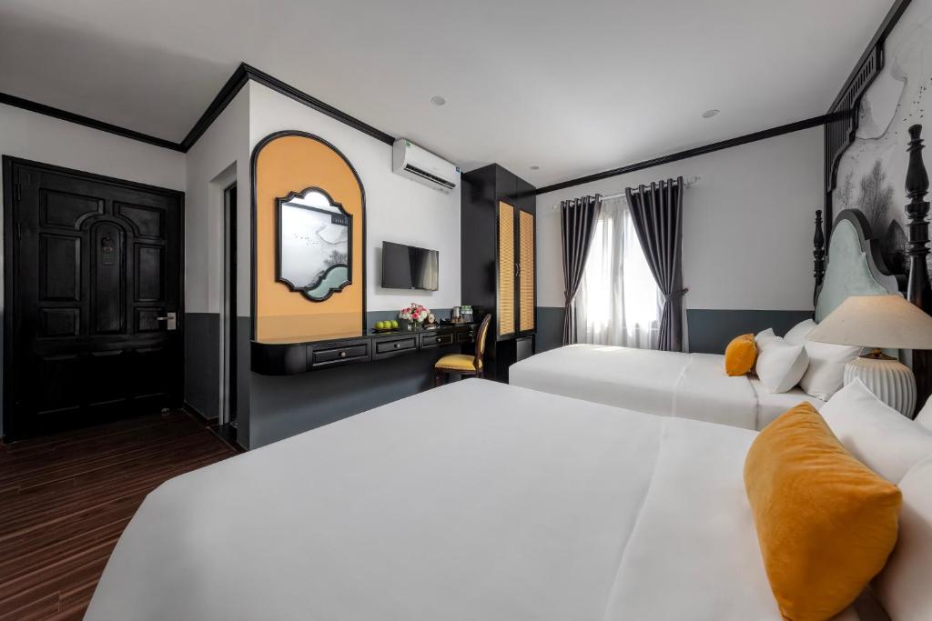 Postel nebo postele na pokoji v ubytování Hanoi Elpis Hotel & Spa