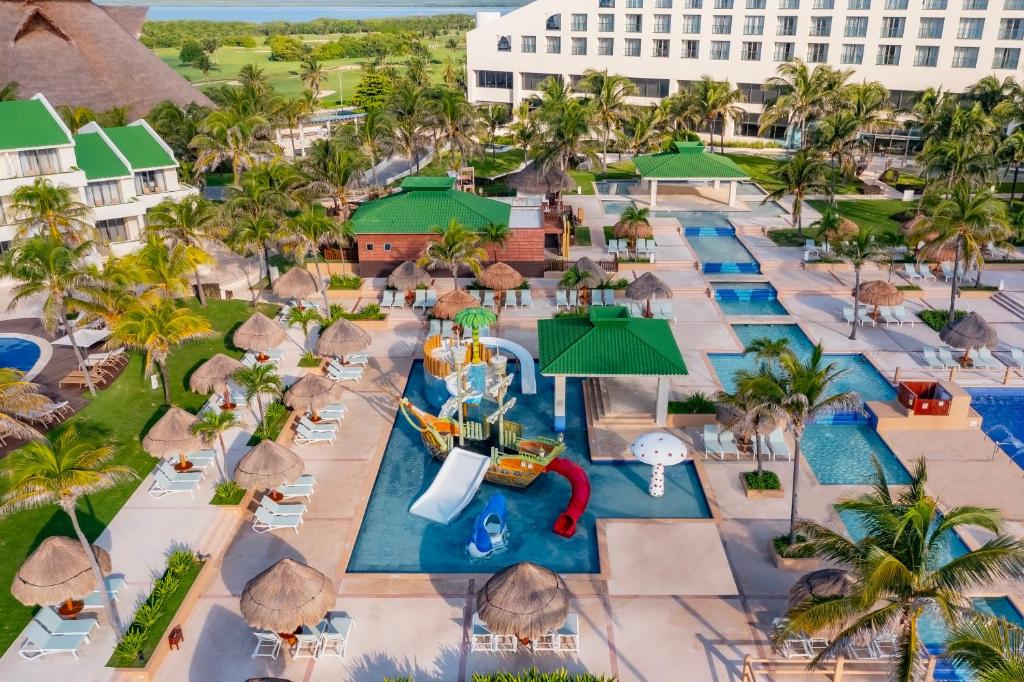Bazén v ubytování Iberostar Selection Cancún nebo v jeho okolí