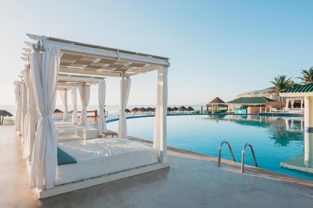 Bazén v ubytování Iberostar Selection Cancún nebo v jeho okolí