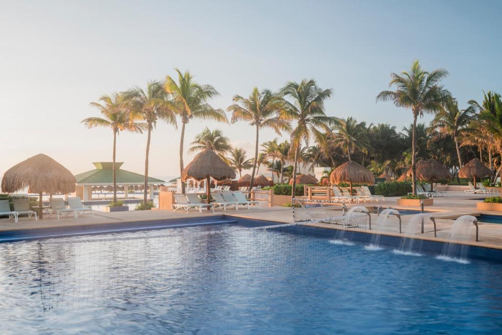 Bazén v ubytování Iberostar Selection Cancún nebo v jeho okolí